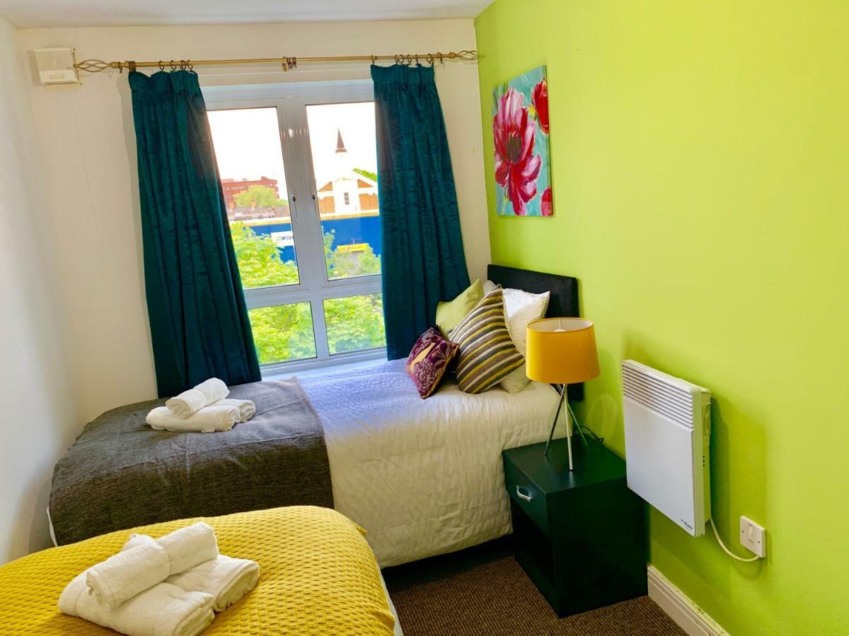 2 Bedrooms Modern Apartment, Lounge, Full Kitchen, Balcony, 5 Minutes Stratford Station Лондон Экстерьер фото